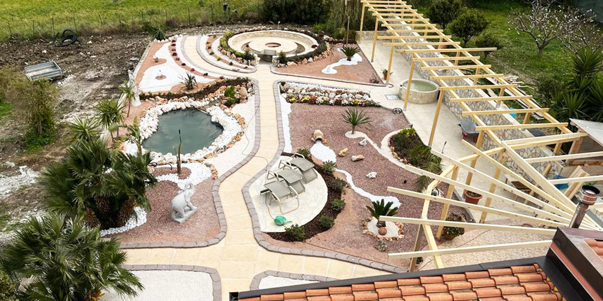 Realizzazione giardino decorativo in villetta